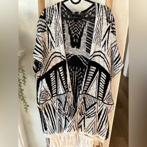 Black and white one-size-fits-all printed poncho